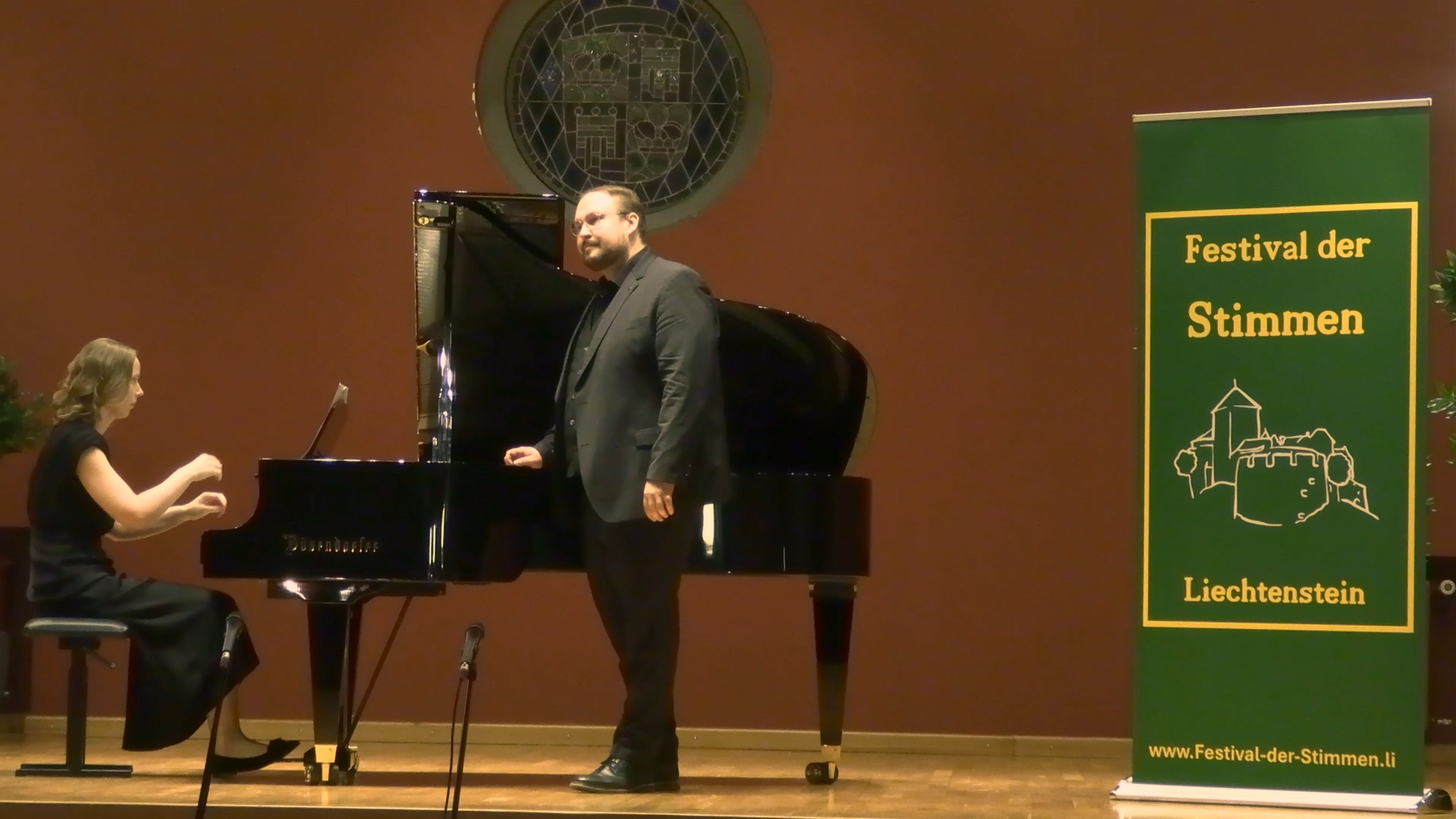 Souvenirs vom Festival der Stimmen ✨
Einige Videos aus unserem Winterreise-Konzert sind jetzt auf unserer Website veröffentlicht und lassen diesen besonderen Abend noch einmal aufleben.
Ein herzlicher Dank an unser begeistertes Publikum und an Matthias Lika, Bariton, für einen eindrucksvollen und stimmungsvollen Konzertabend.
Zu den Videos: https://festival-der-stimmen.li/portfolio/
#FestivalDerStimmen #Winterreise #Schubert #MatthiasLika #Bariton #Klassik #KlassischeMusik #Liederabend #FestivalMomente #FestivalErinnerungen #LiveMusik #Kunstlied #KulturLiechtenstein