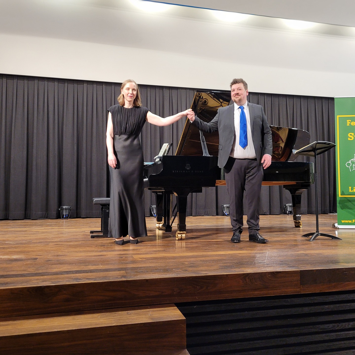 Ein fantastischer Liederabend mit Benjamin Russell, Bariton und Evgenia Fölsche, Klavier. Songs of Travel, Liederkreis, Dichterliebe und der Funke ist auf das Publikum übergesprungen. Es dankt mit langem Applaus und viele Gäste danken den Musikern nach dem Konzert auch persönlich für die ergreifende Darbietung. Damit geht unser Festival 2025 zu Ende. Nun müssen wir ein Jahr warten, bis es endlich im März 2026 weitergeht mit dem Festival der Stimmen Liechtenstein.